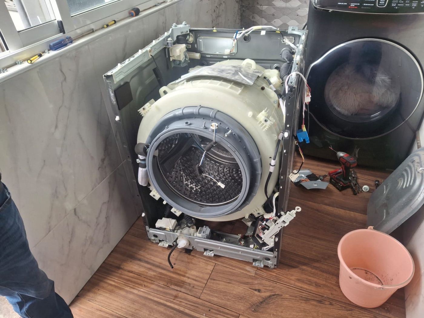 Lavadora de carga frontal desarmada para su reparación